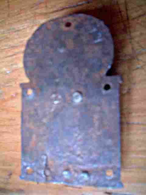 Ancienne baïonnette rustique en fer forgé, en forme arrondie.