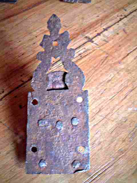Ancienne petite baïonnette de meuble en fer forgé, à décor rustique.