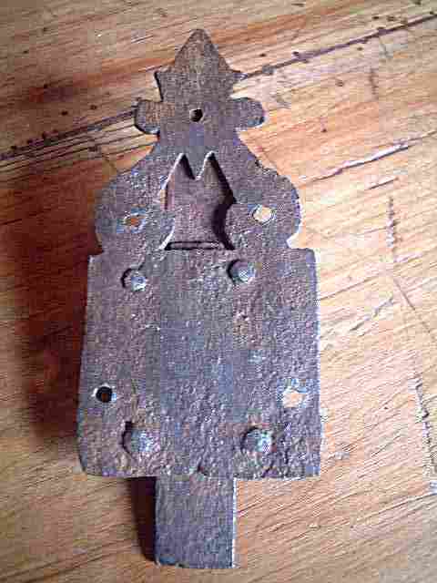 Ancienne petite baïonnette de meuble en fer forgé, à décor rustique.