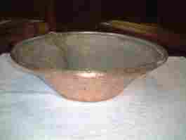 Bassine à confiture en cuivre rouge martelé.