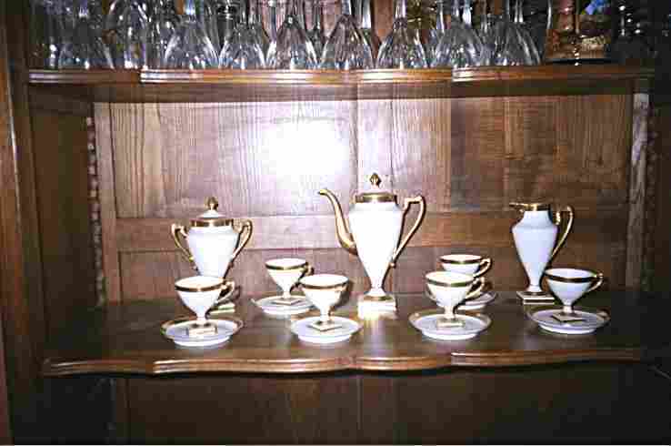 Service à café signé " manufacture impériale de Sèvres ", de style Empire, comprenant : Verseuse, crémier, sucrier, et 6 tasses + sous tasses, année d'achat 1928, état impecable.
