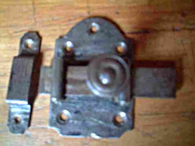 Ancien verrou en fer forgé, gros bouton.