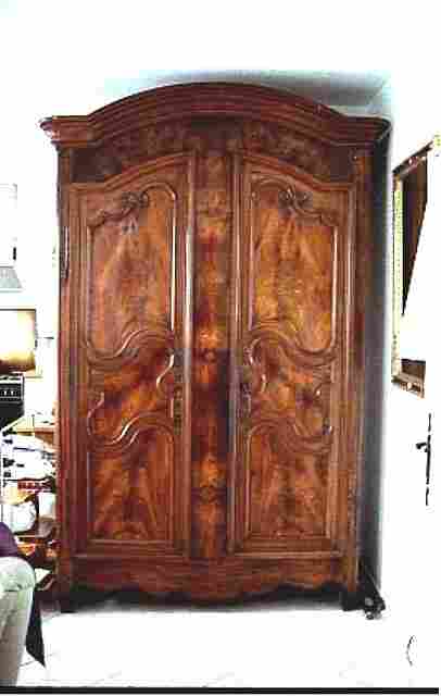 Ancienne armoire louis xv en noyer massif, parfait état, ferrures et chevilles d'origine.