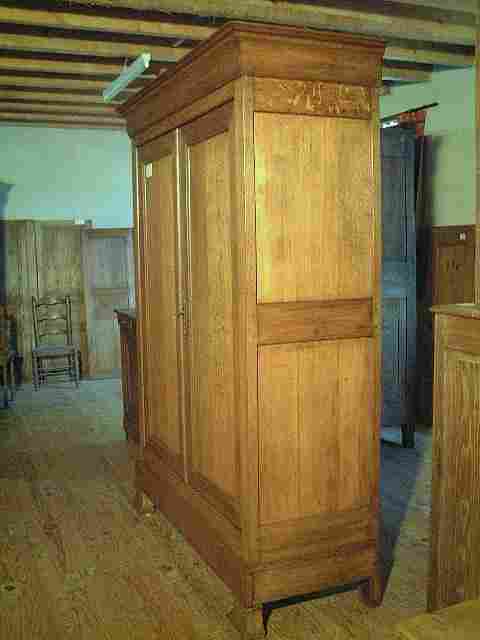 Armoire L-P en chêne ancienne, 3 étagères, 1 gros tiroir bas en façade.