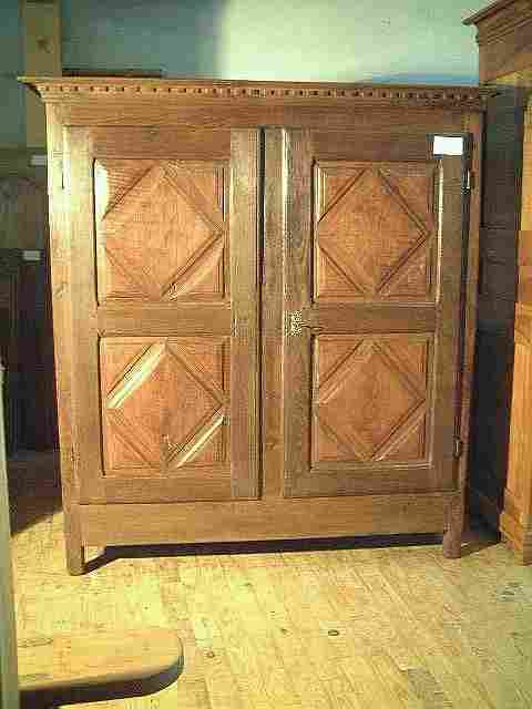 Armoire L XIII L XIV en chataignier et merisier ancienne, époque fin 17 ème siècle.