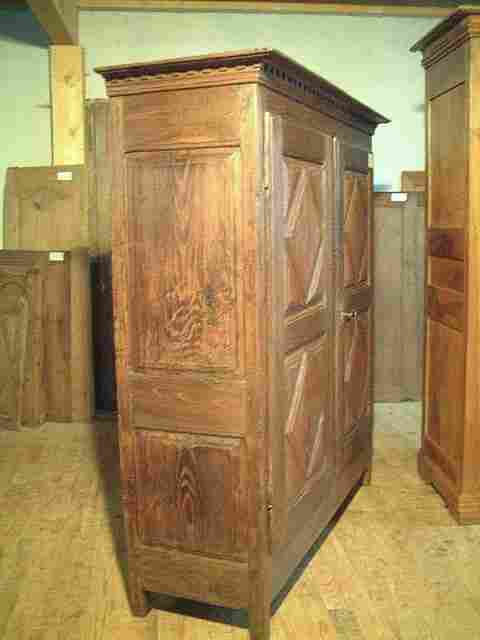 Armoire L XIII L XIV en chataignier et merisier ancienne, époque fin 17 ème siècle.