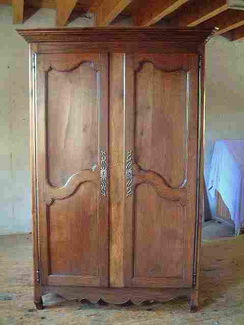 Armoire L XV rustique en chêne ancienne, 3 tiroirs interieur, belles ferrures d'origine.