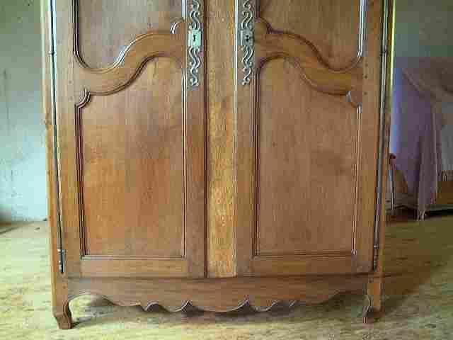 Armoire L XV rustique en chêne ancienne, 3 tiroirs interieur, belles ferrures d'origine.