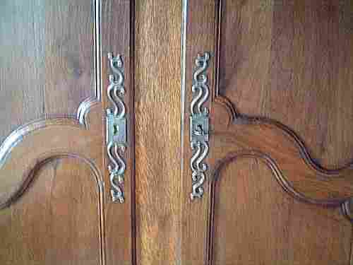 Armoire L XV rustique en chêne ancienne, 3 tiroirs interieur, belles ferrures d'origine.