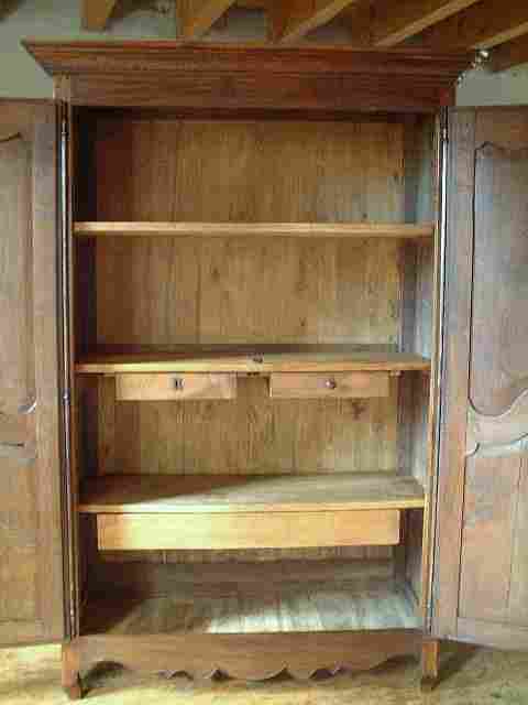 Armoire L XV rustique en chêne ancienne, 3 tiroirs interieur, belles ferrures d'origine.