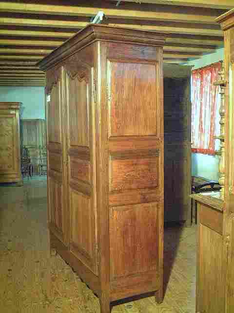 Armoire LXV en noyer et merisier rustique ancienne.