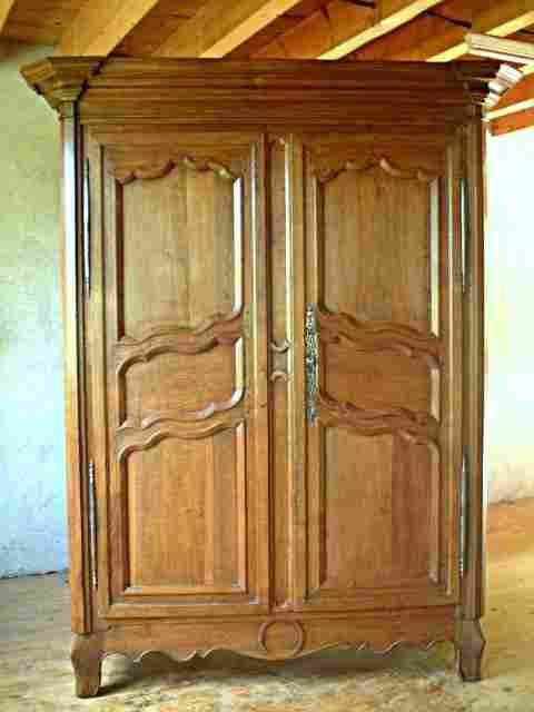 Armoire Louis 15 rustique en chêne ancienne démontable, très belle qualité de bois, corniche amovible.