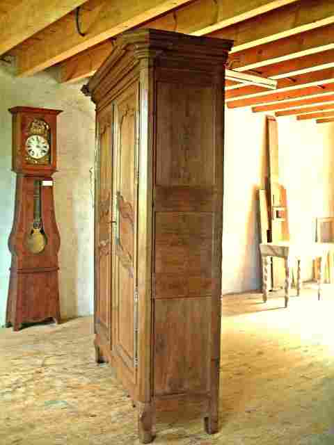 Armoire Louis 15 rustique en chêne ancienne démontable, très belle qualité de bois, corniche amovible.