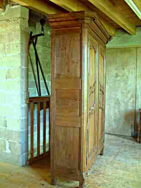Armoire Louis 15 rustique en chêne ancienne démontable, très belle qualité de bois, corniche amovible.