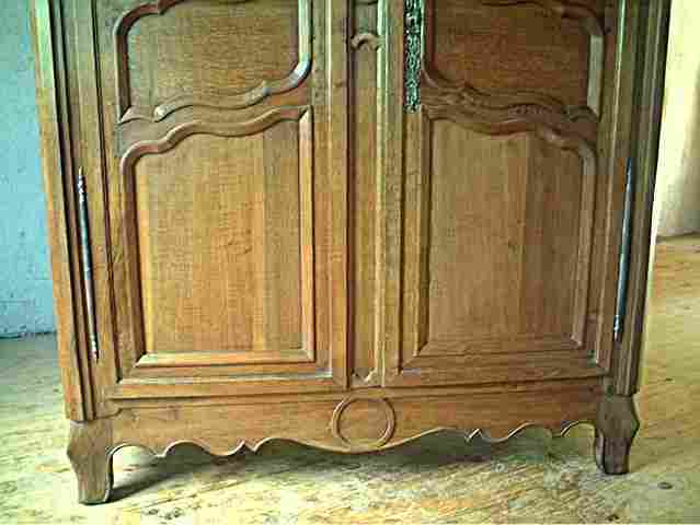 Armoire Louis 15 rustique en chêne ancienne démontable, très belle qualité de bois, corniche amovible.