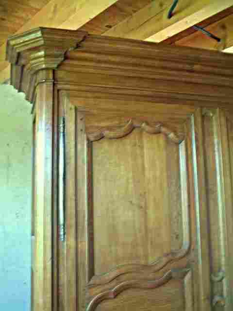 Armoire Louis 15 rustique en chêne ancienne démontable, très belle qualité de bois, corniche amovible.