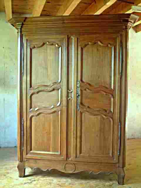 Armoire Louis 15 rustique en chêne ancienne démontable, très belle qualité de bois, corniche amovible.