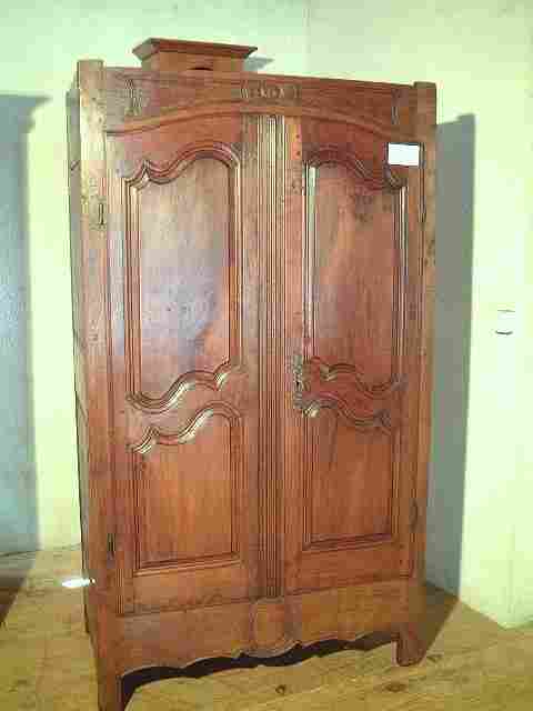 Armoire campagnarde antique rustique et ancienne, L XV à décors, en chêne et merisier, époque 18 ème 3 étagères, 1 tiroir intérieur.