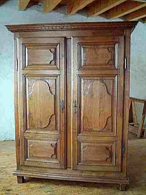 Armoire L XIV ancienne, rustique, entièrement en chêne, trés belle qualité de bois de couleur blond, belle patine d'origine, dessus-corniche amovible.