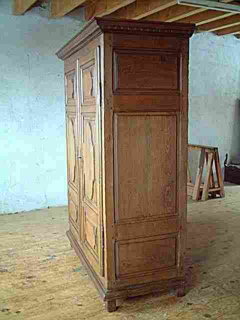 Armoire L XIV ancienne, rustique, entièrement en chêne, trés belle qualité de bois de couleur blond, belle patine d'origine, dessus-corniche amovible.