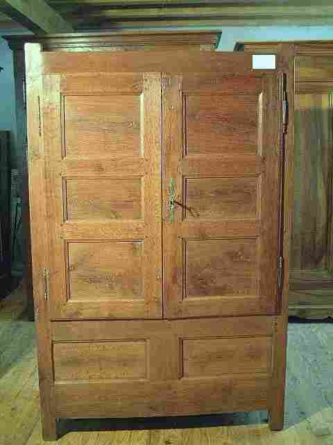 Armoire coffre en chêne, rustique, très belle qualité de bois, style campagnard ancienne.