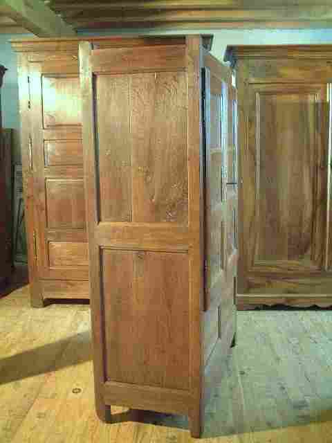 Armoire coffre en chêne, rustique, très belle qualité de bois, style campagnard ancienne.