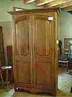 Armoire en merisier, chêne et hêtre, L XV rustique claire.