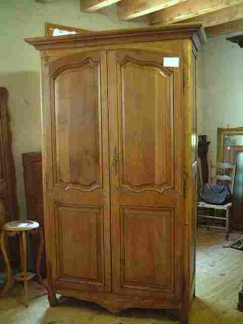 Armoire en merisier, chêne et hêtre, L XV rustique claire.