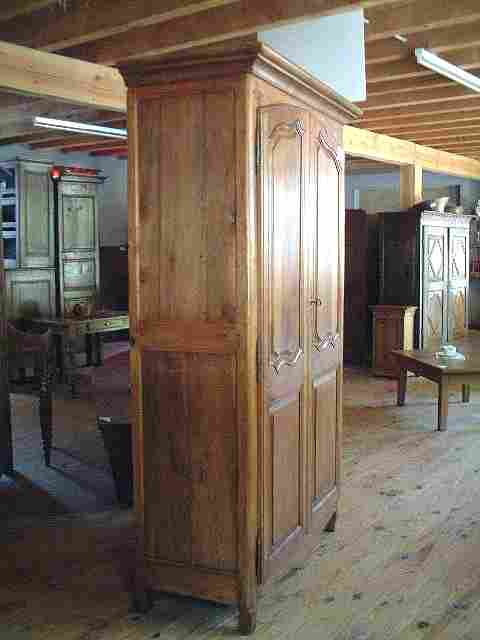 Armoire en merisier, chêne et hêtre, L XV rustique claire.