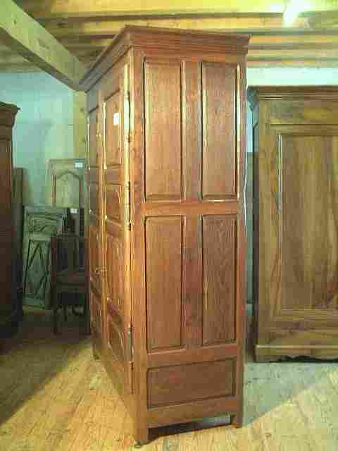 Armoire L XIII L XIV en noyer et châtaignier ancienne, très belle qualité de bois, cotés 5 panneaux.