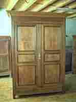 Armoire noyer et ormeau directoire, 3 tiroirs intérieur, dont 1 secret, corniche amovible.