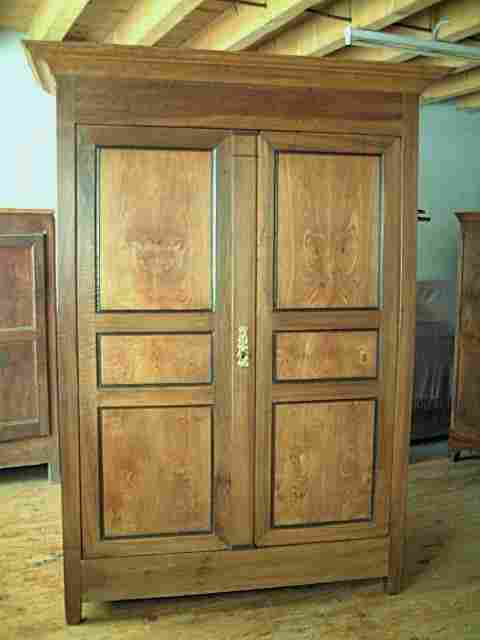 Armoire noyer et ormeau directoire, 3 tiroirs intérieur, dont 1 secret, corniche amovible.