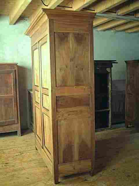 Armoire noyer et ormeau directoire, 3 tiroirs intérieur, dont 1 secret, corniche amovible.