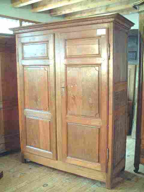 Armoire L XIV en merisier, chêne et châtaignier.