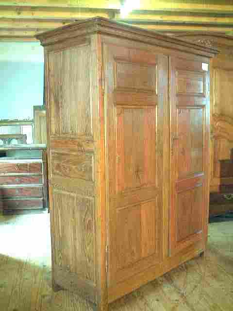 Armoire L XIV en merisier, chêne et châtaignier.