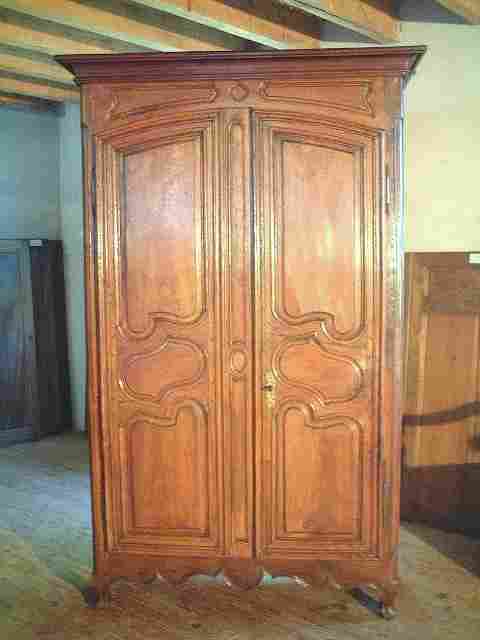 Belle armoire Louis 14 ancienne, Louis 15 en hêtre, noyer et chataignier, portes grand cadre, belle découpe louis 15 au tour des pieds et fronton sculté.