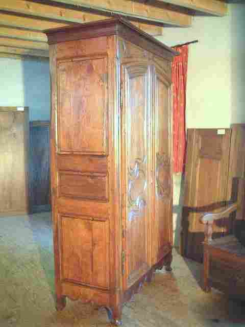 Belle armoire Louis 14 ancienne, Louis 15 en hêtre, noyer et chataignier, portes grand cadre, belle découpe louis 15 au tour des pieds et fronton sculté.