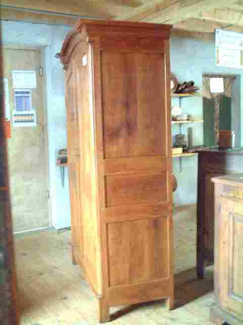 Armoire ancienne en merisier, chapeau de gendarme, style Empire, très belle qualité de bois.