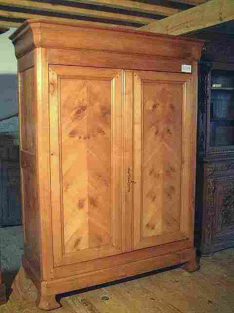 Armoire ancienne LP en merisier et châtaignier, portes panneaux à bâtons rompus, intérieur penderie, étagères et tiroir.