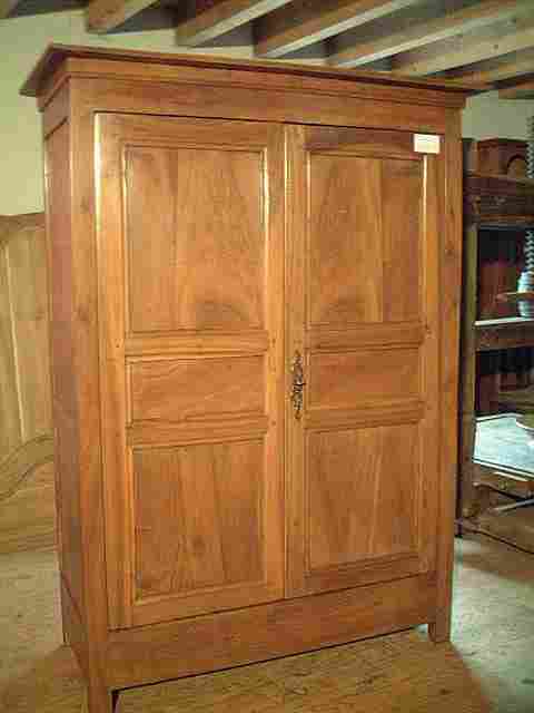 Armoire ancienne directoire en noyer.