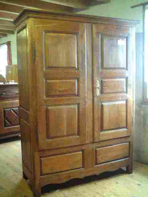 Armoire coffre en merisier, avec 2 tiroirs intérieur .