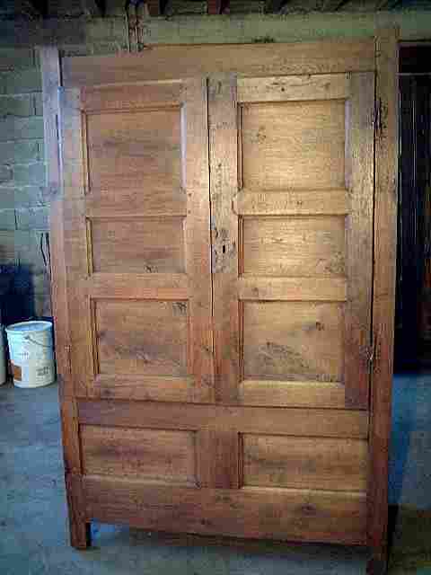Petite armoire coffre rustique en chêne, campagnarde ancienne.