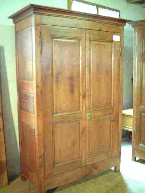 Armoire directoire en merisier et châtaignier .