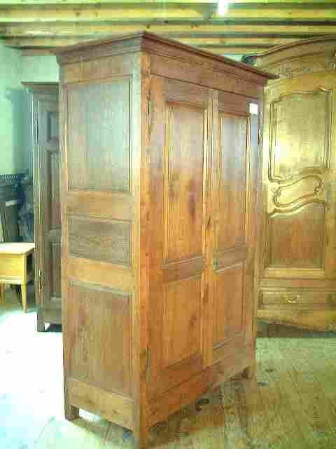 Armoire directoire en merisier et châtaignier .