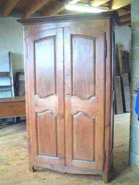 Armoire louis 15 rustique en merisier.