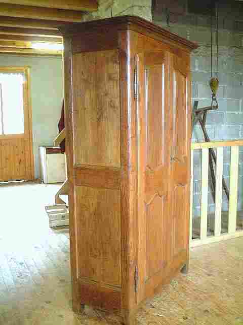 Armoire louis 15 rustique en merisier.