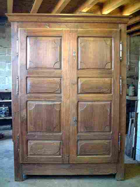 Armoire louis XIV en noyer et chataignier ancienne.