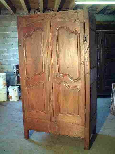 Petite armoire louis XV en chêne et merisier, à décors scultés, rustique et ancienne.