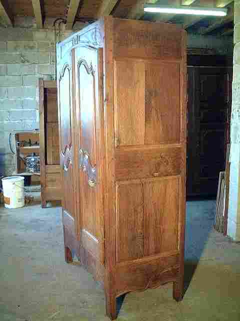 Petite armoire louis XV en chêne et merisier, à décors scultés, rustique et ancienne.