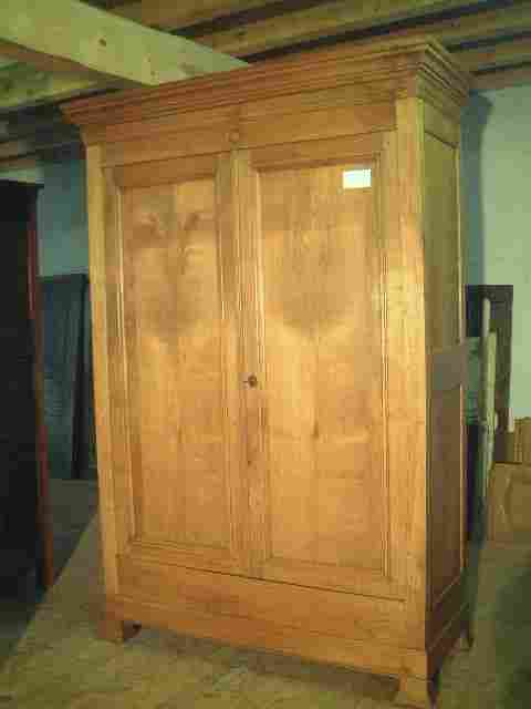 Armoire louis philippe en merisier clair.